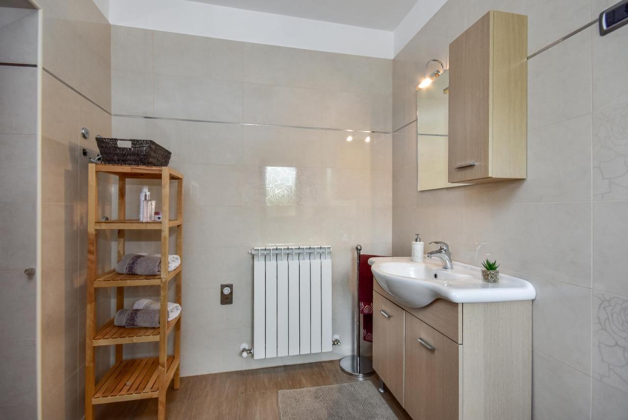 Apartman Grabar Roč Exterior foto